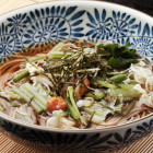 【 おすすめメニュー 】夏に人気！冷たい山菜そば